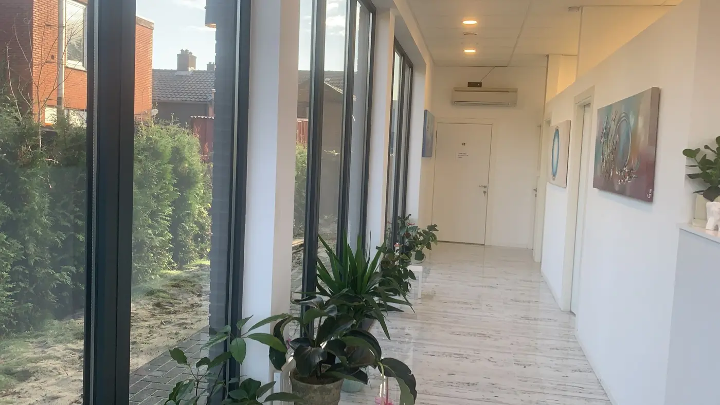 The garden-side corridor at the Glanerbrug practice