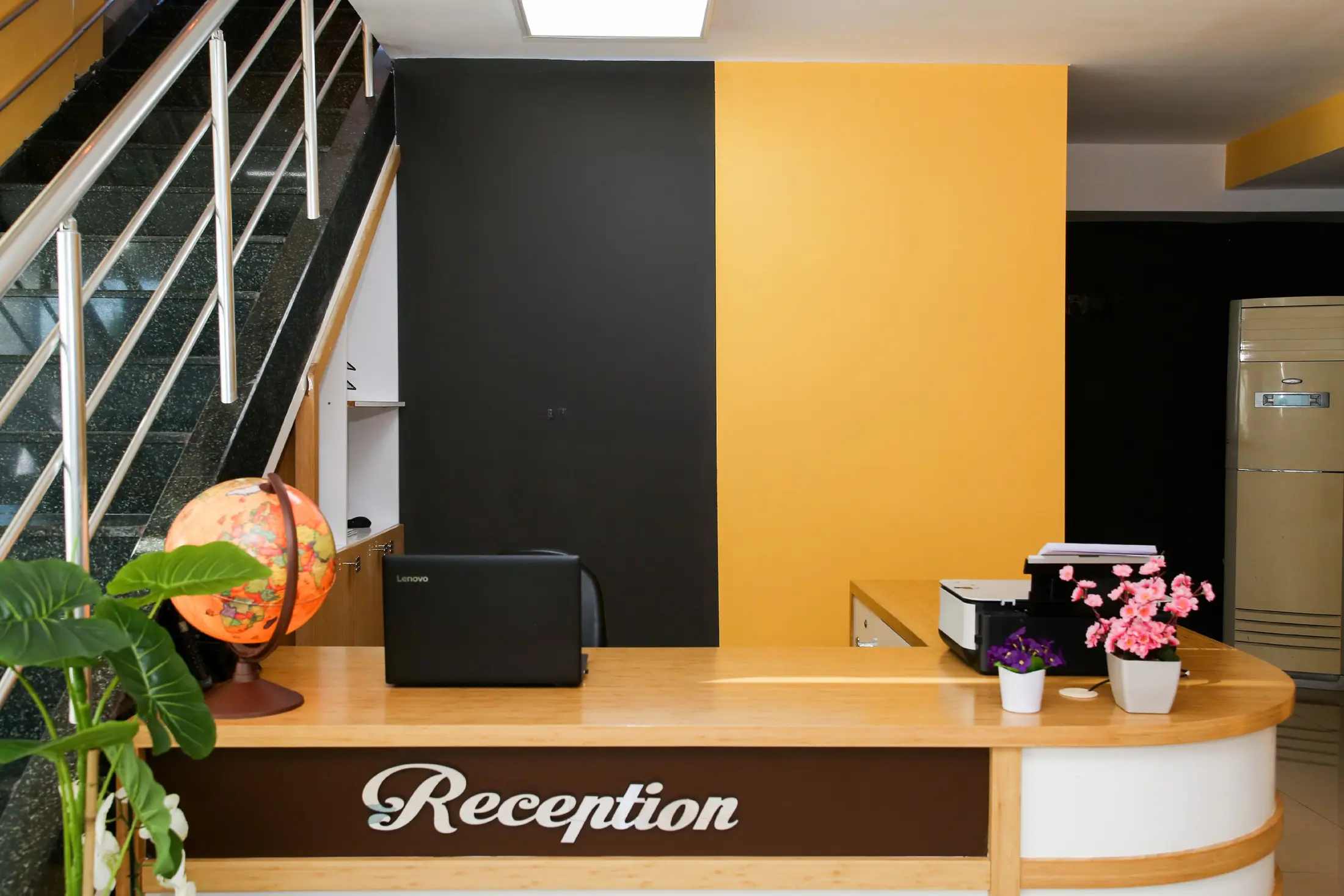 Reception desk at the Alanya clinic