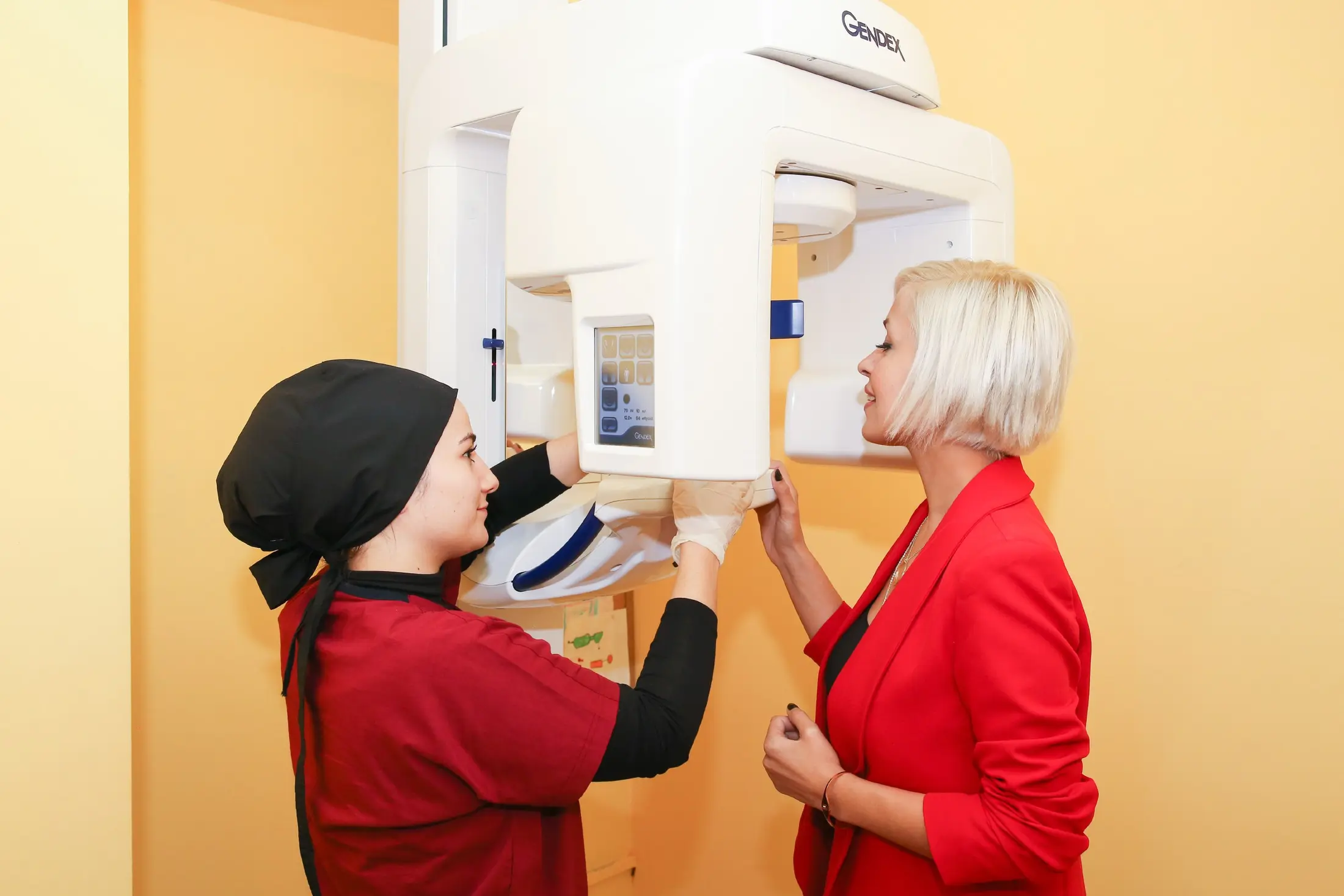 A panoramic X-ray being taken at the Alanya clinic